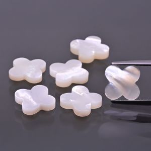 Štvorlístok z bielej mušle 10x10 MM